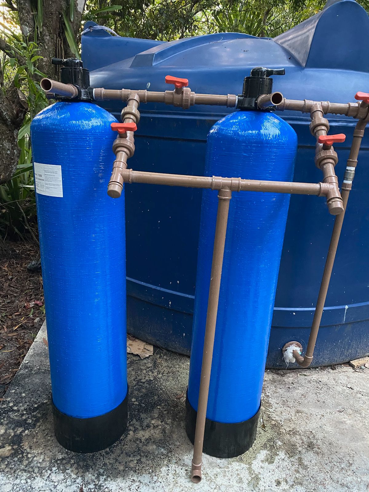 Filtros de entrada de água azuis instalados — Purificadores da Bahia